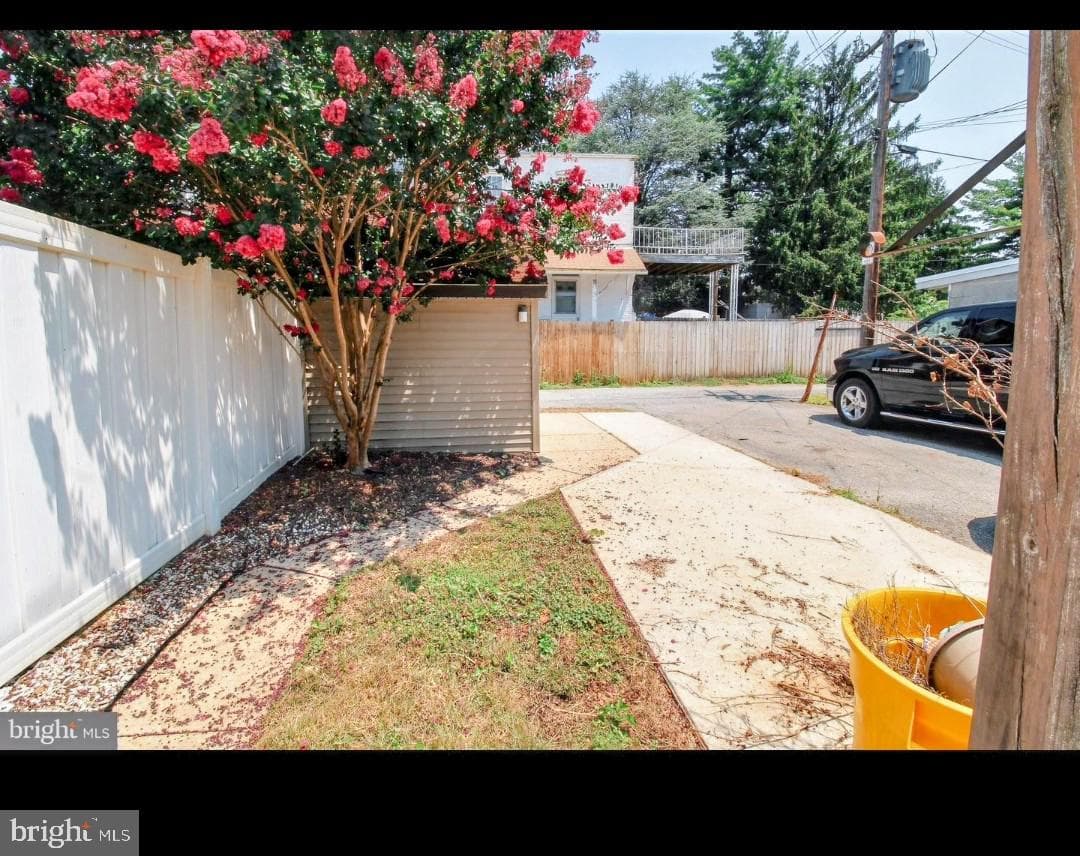 1007 S Queen Street photo 15