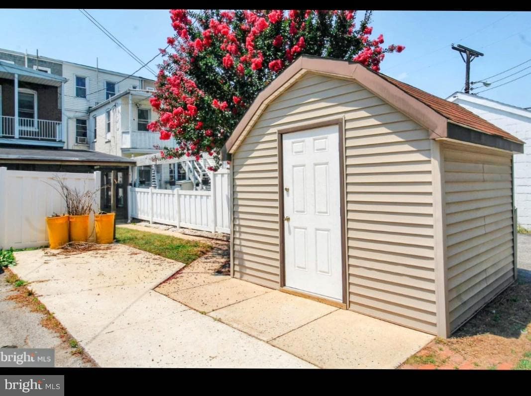 1007 S Queen Street photo 16