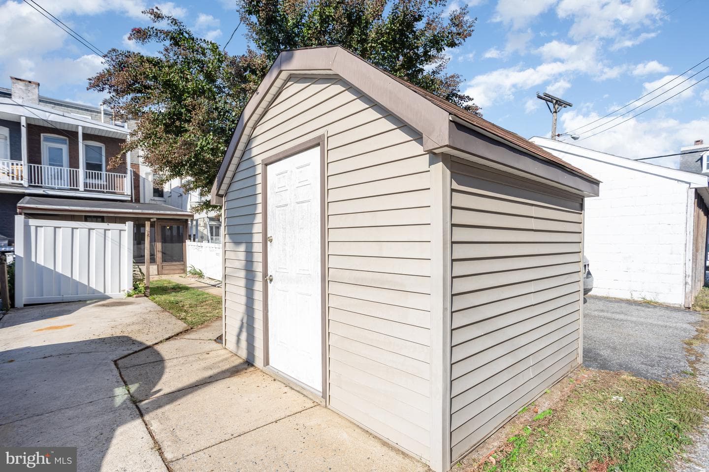 1007 S Queen Street photo 42