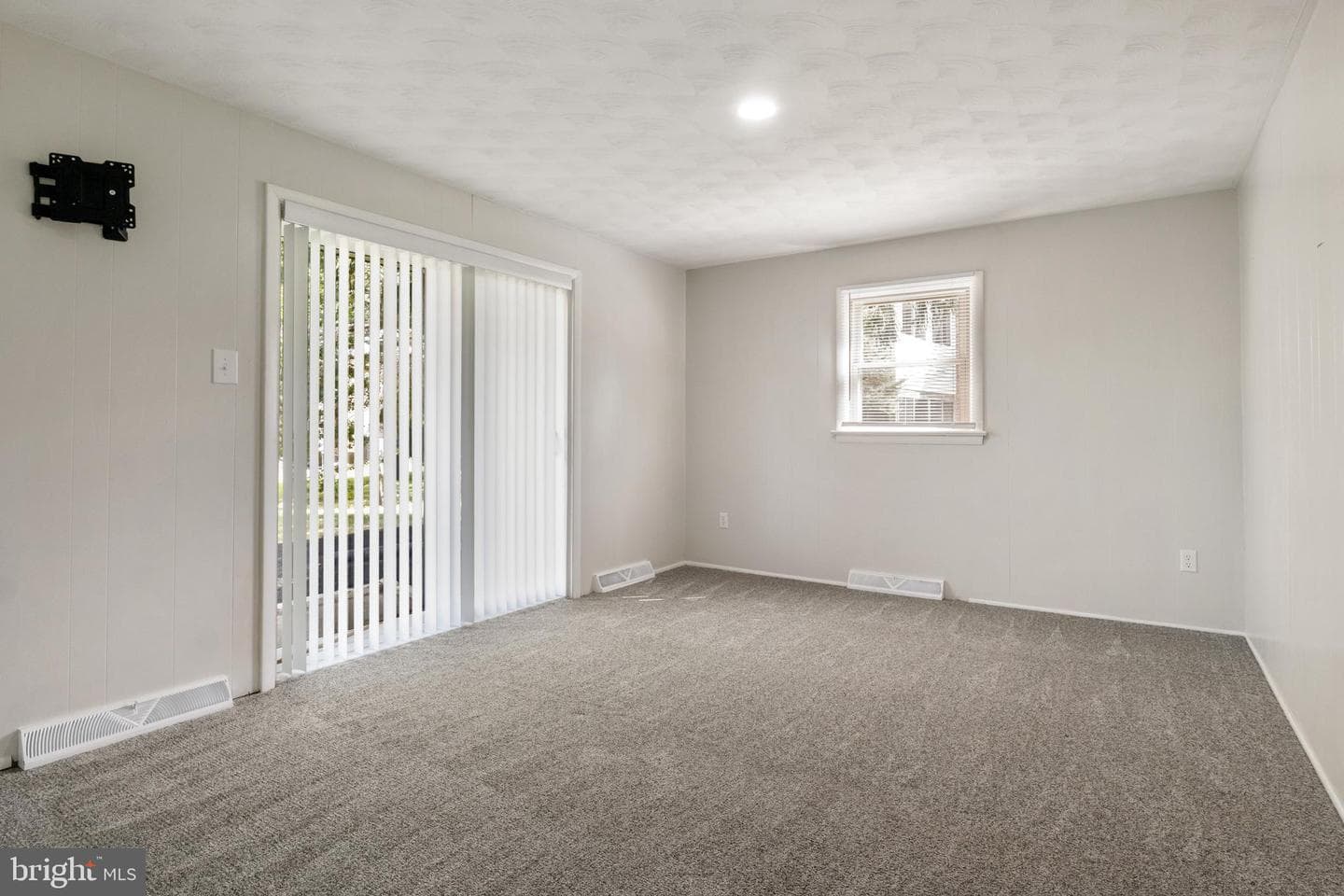 385 Folkstone Way photo 15