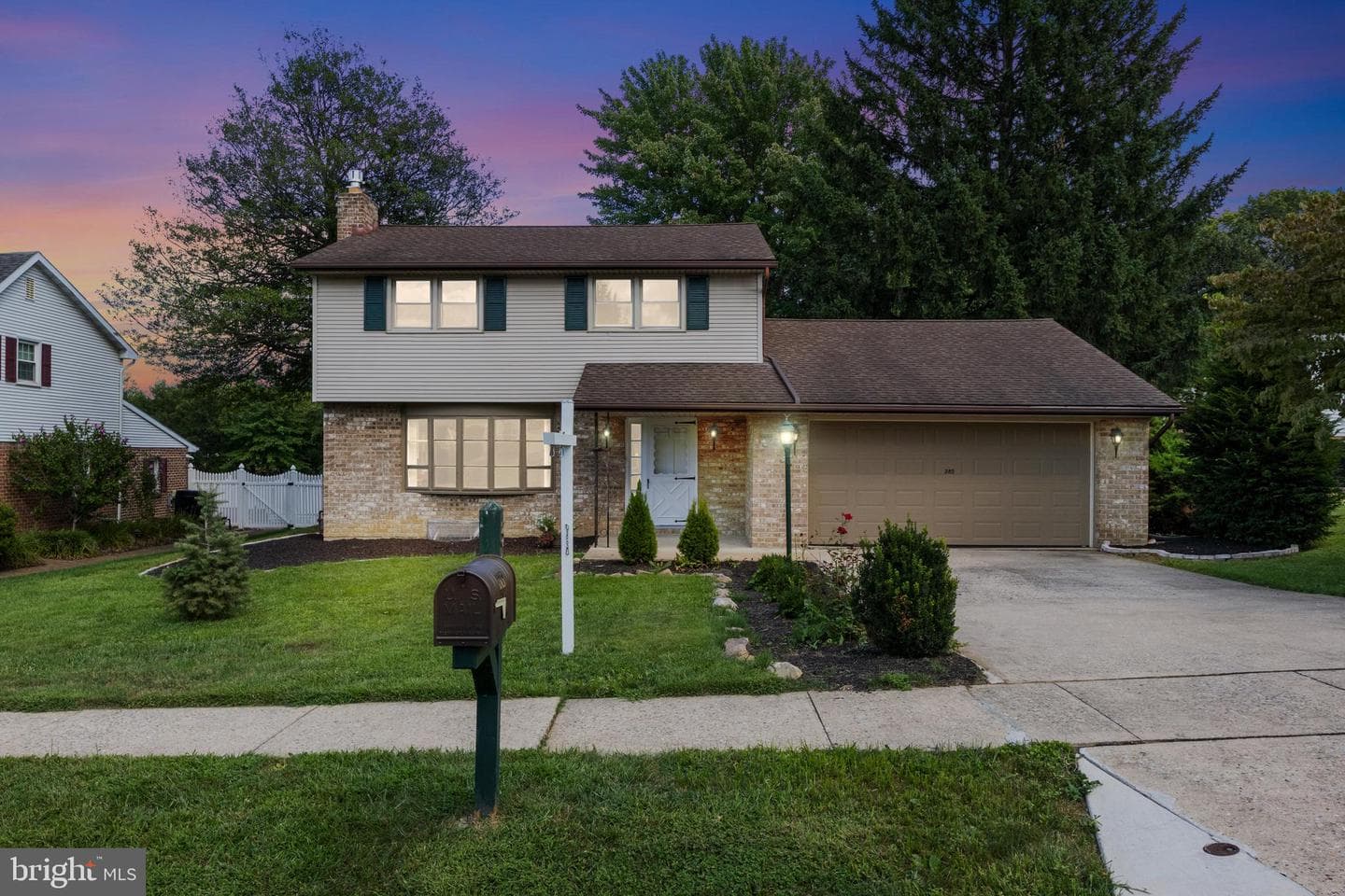 385 Folkstone Way photo 2