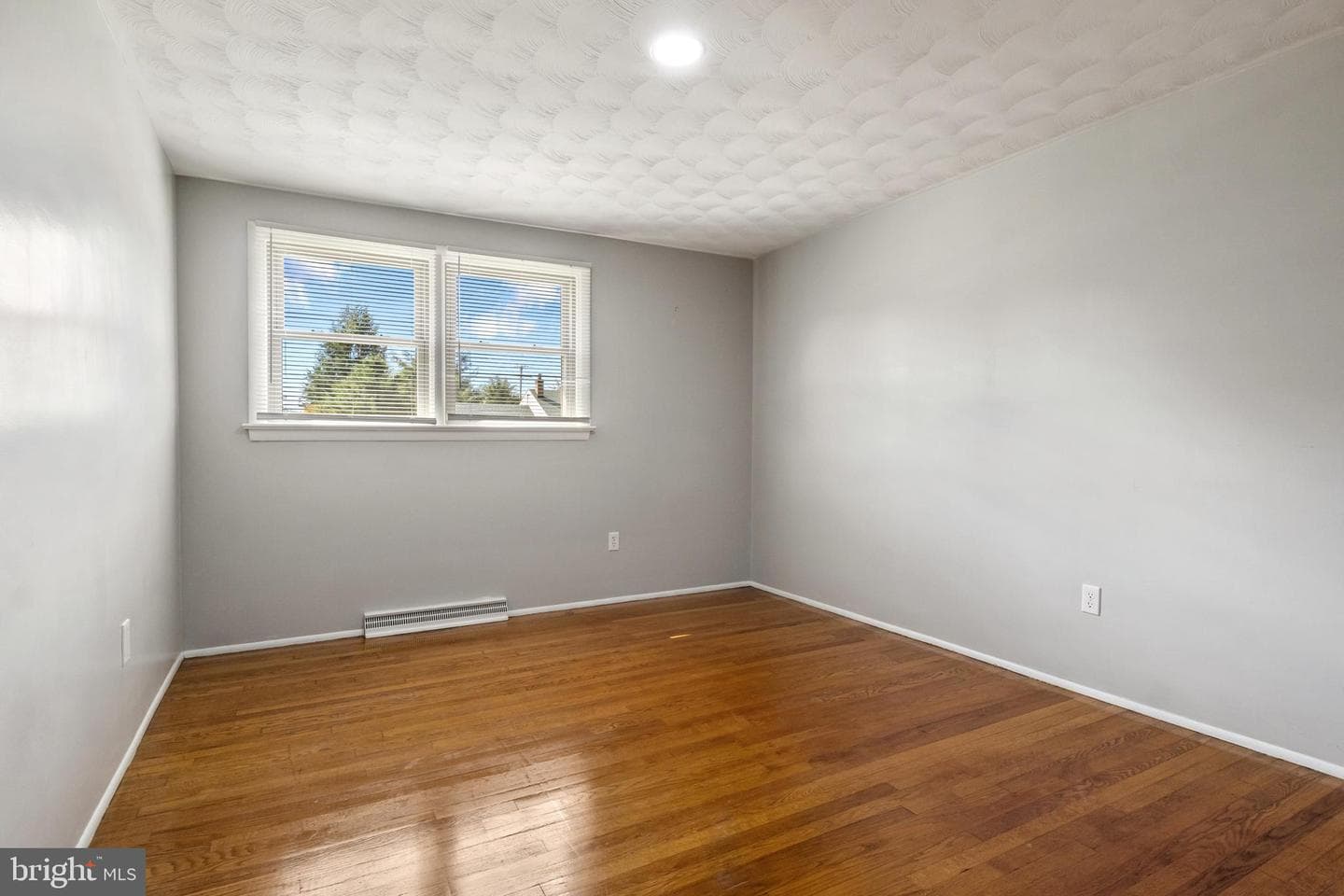385 Folkstone Way photo 21