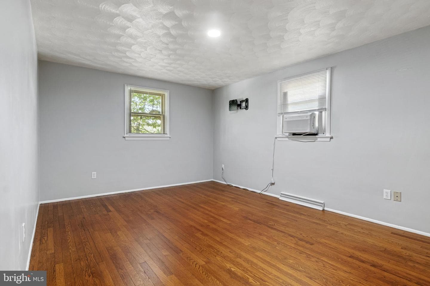 385 Folkstone Way photo 25
