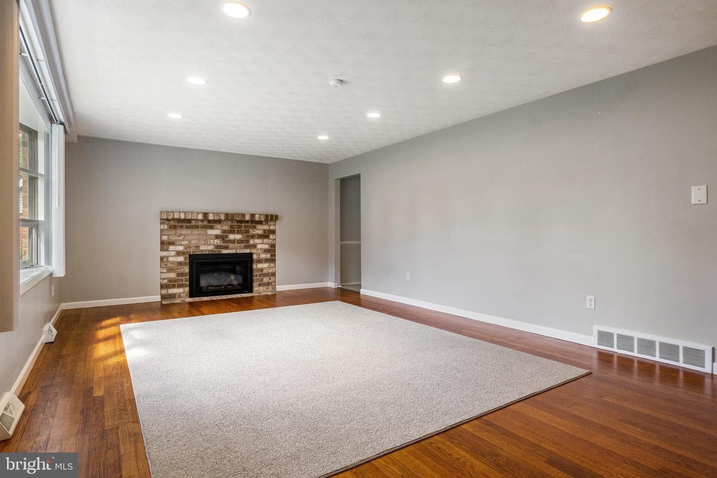 385 Folkstone Way photo 3