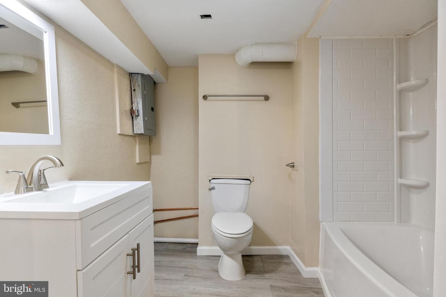 385 Folkstone Way photo 32