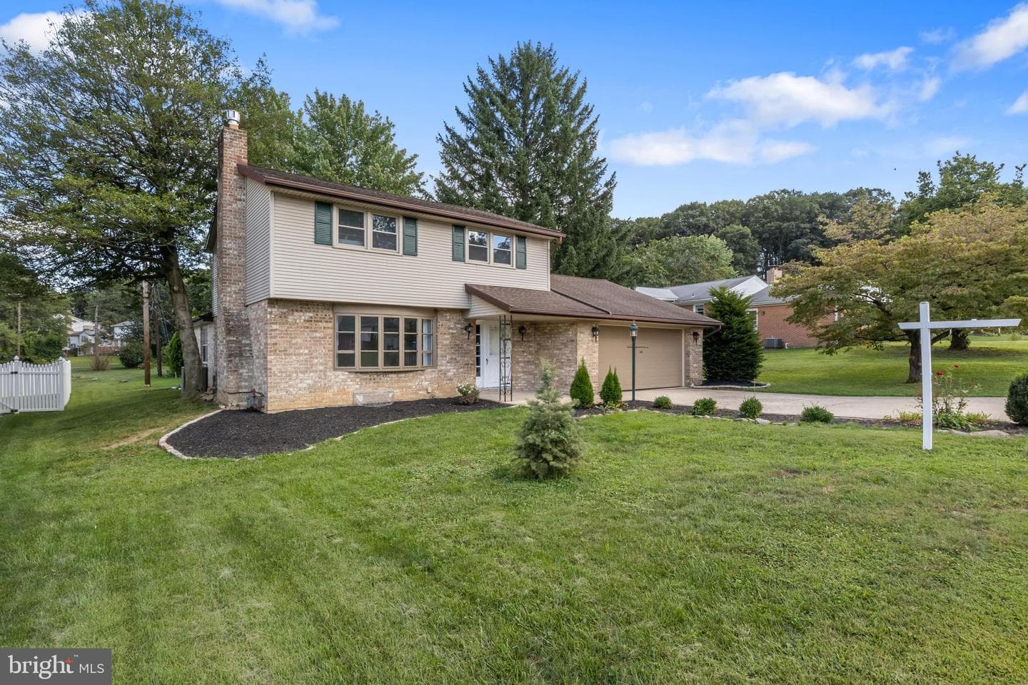 385 Folkstone Way photo 36