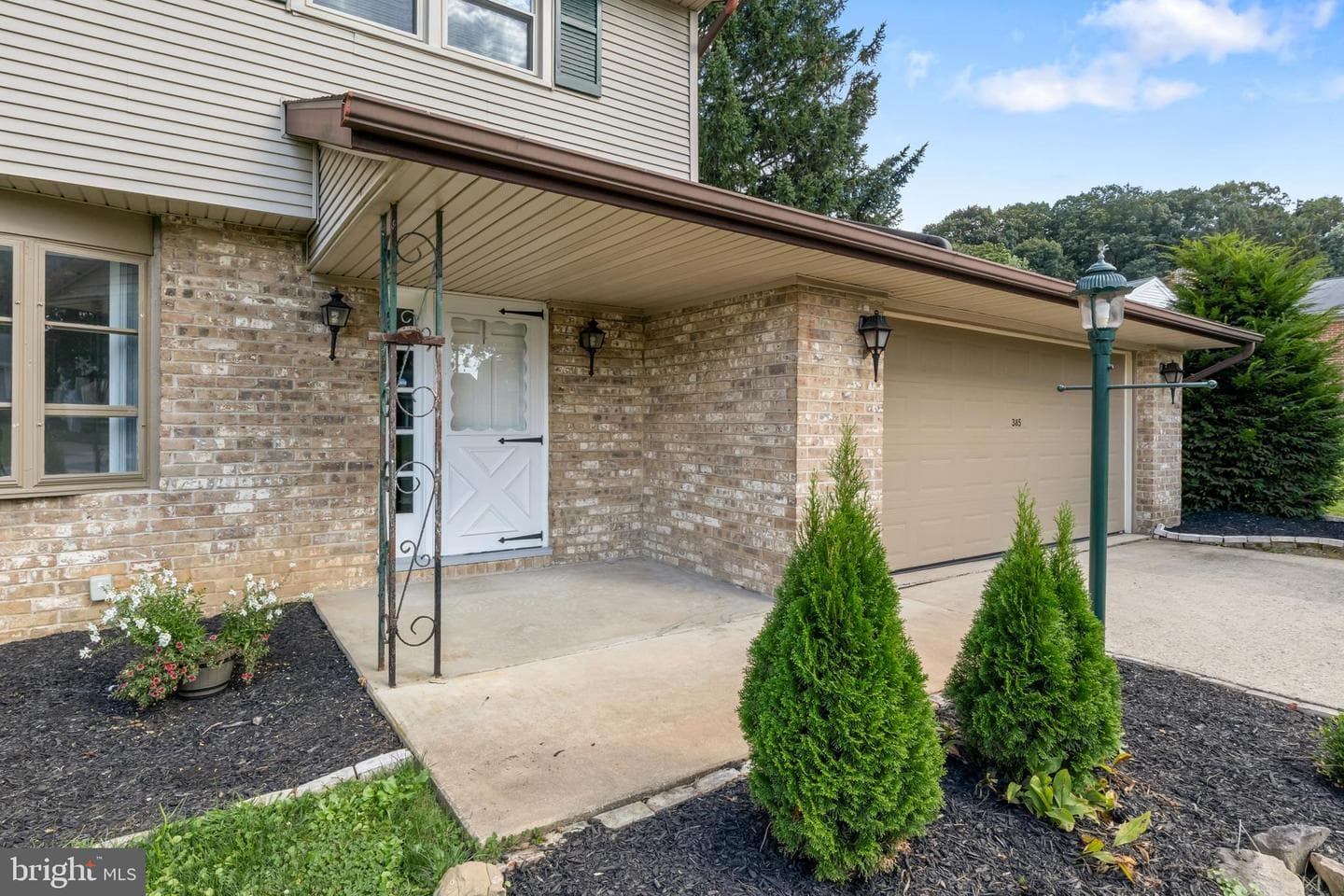 385 Folkstone Way photo 37