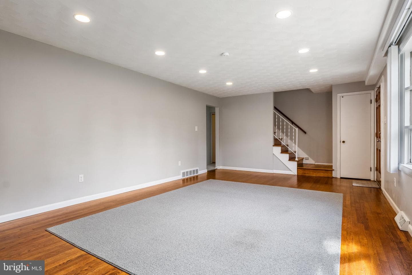 385 Folkstone Way photo 4