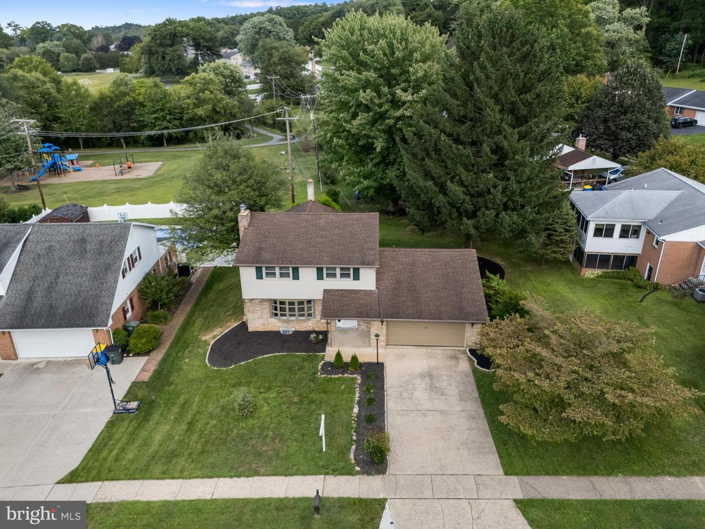 385 Folkstone Way photo 44
