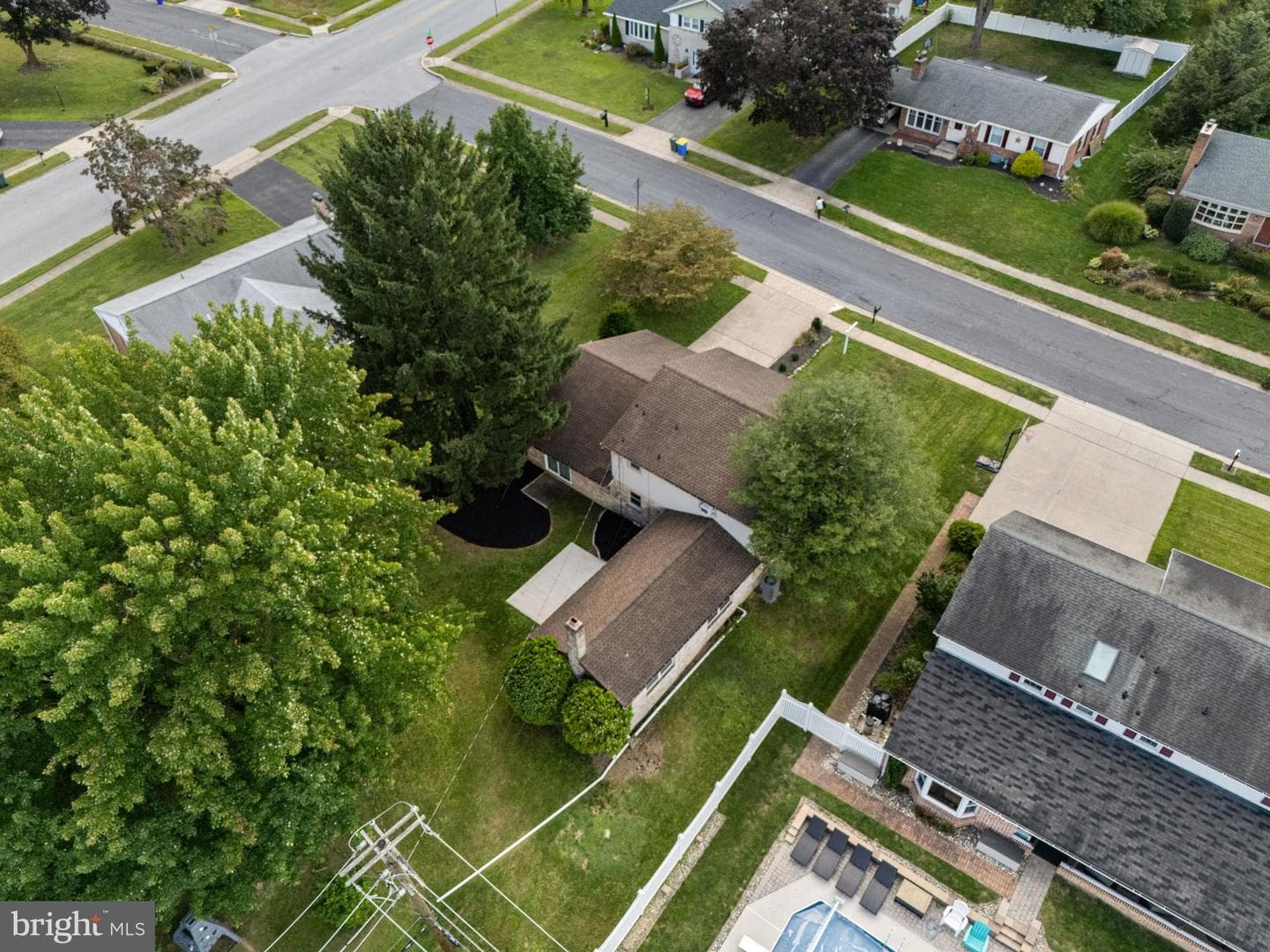 385 Folkstone Way photo 47