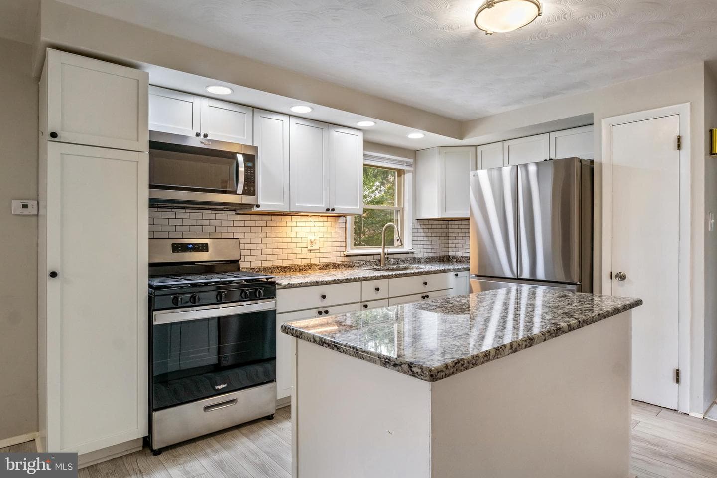 385 Folkstone Way photo 6