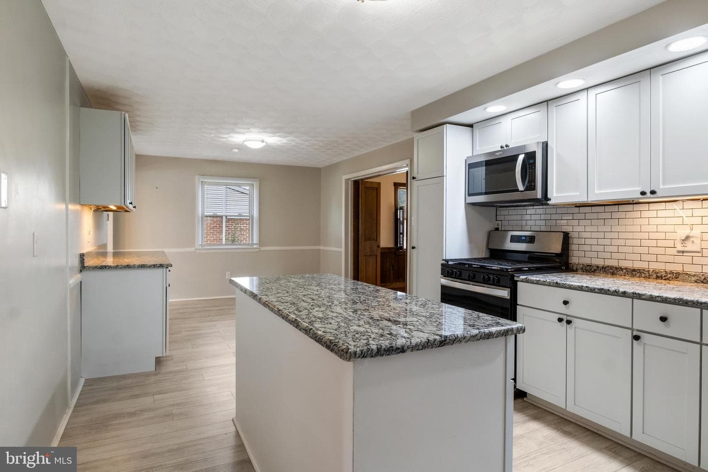 385 Folkstone Way photo 8