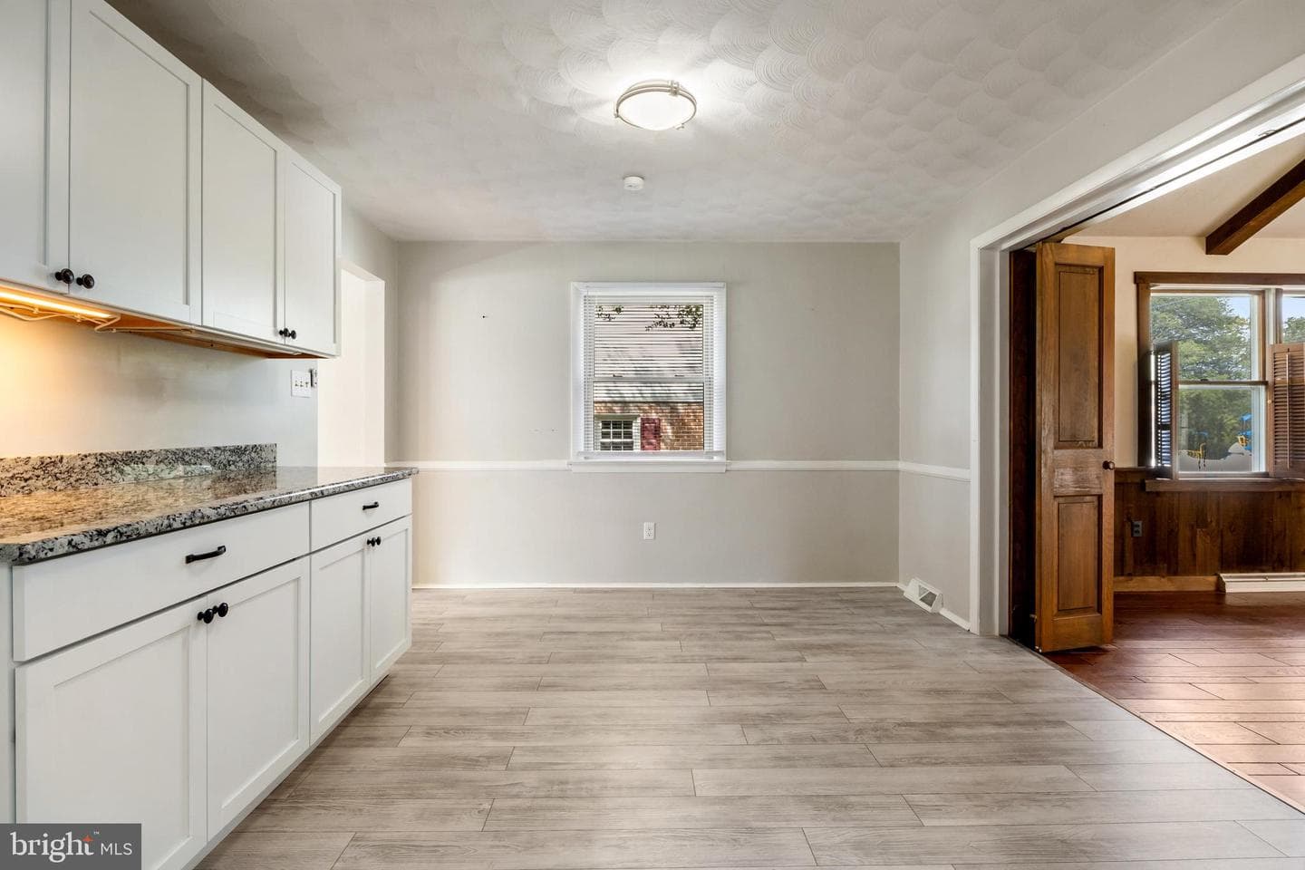 385 Folkstone Way photo 9