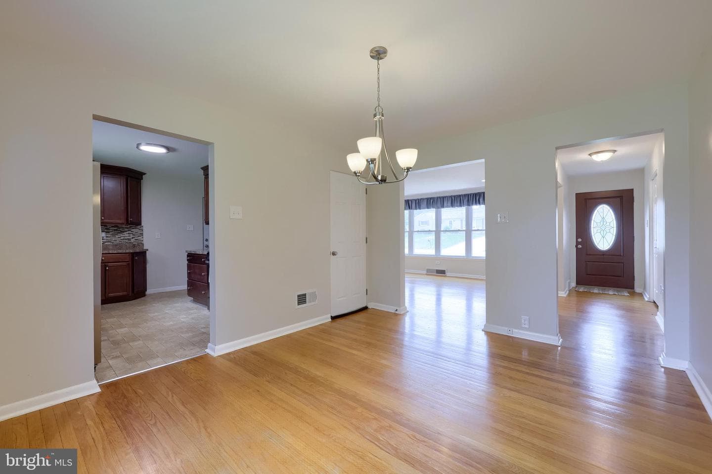101 Lynbrook Drive N photo 10