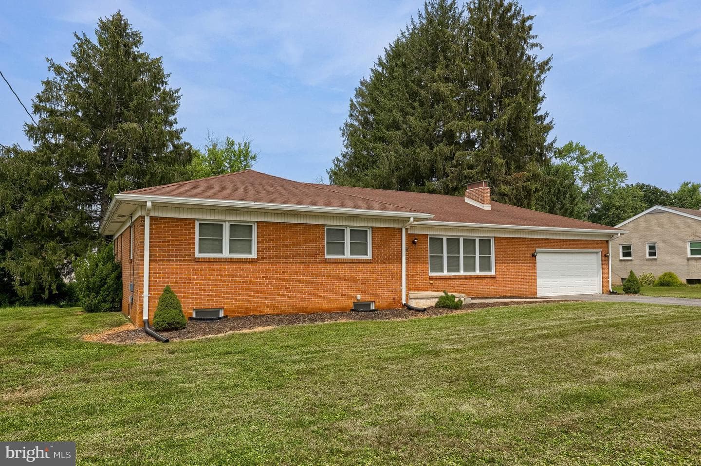 101 Lynbrook Drive N photo 2