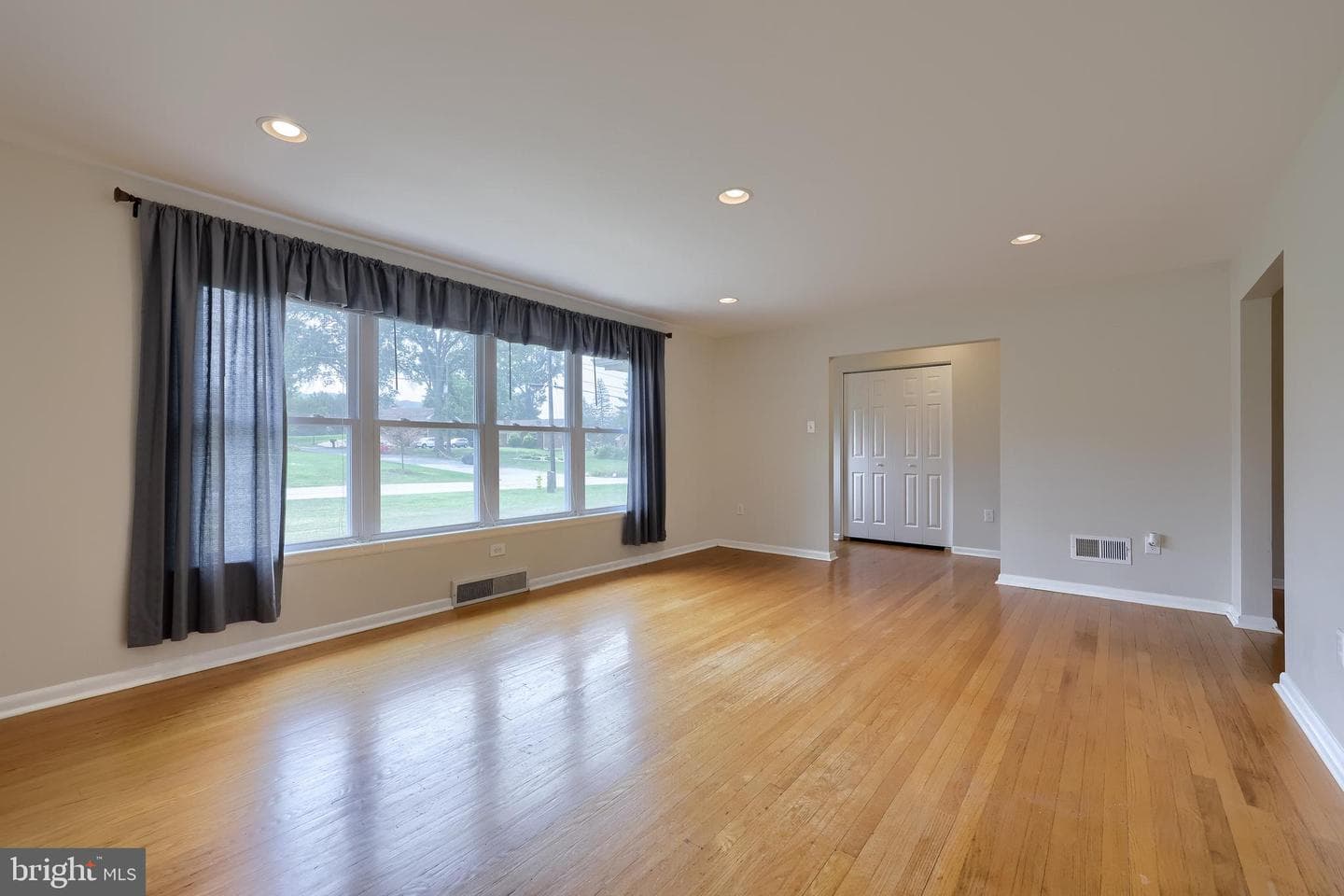 101 Lynbrook Drive N photo 5