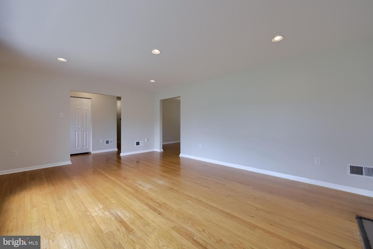 101 Lynbrook Drive N photo 9