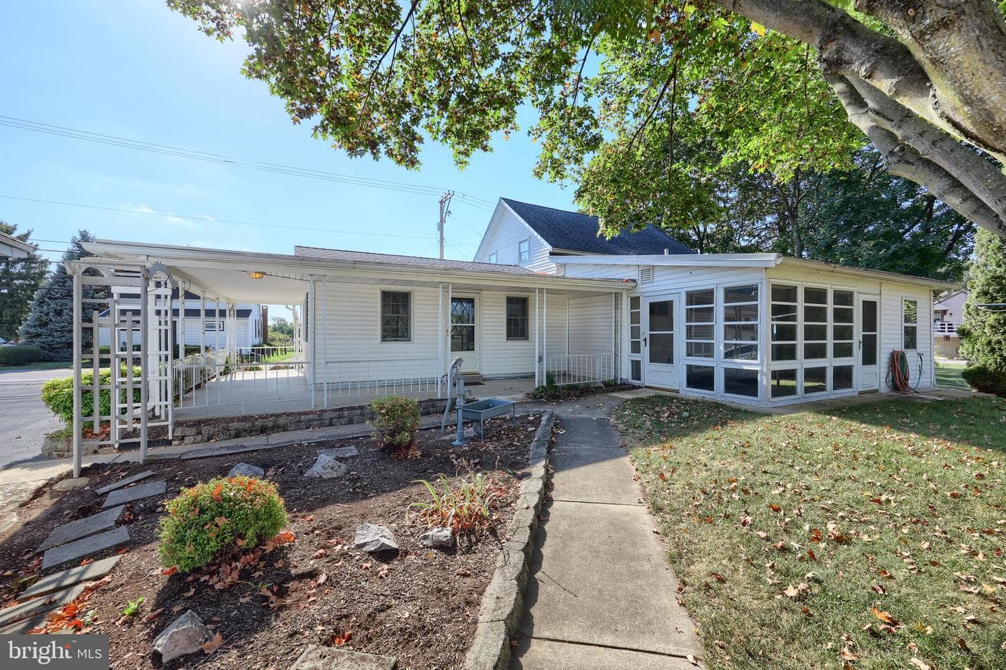 868 Greenbriar Road photo 2