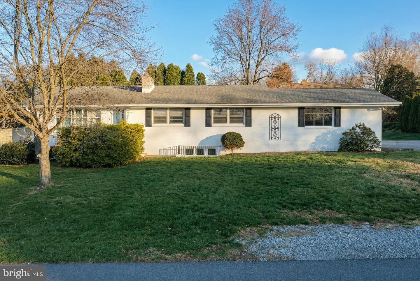 1615 Crestlyn Road photo 2