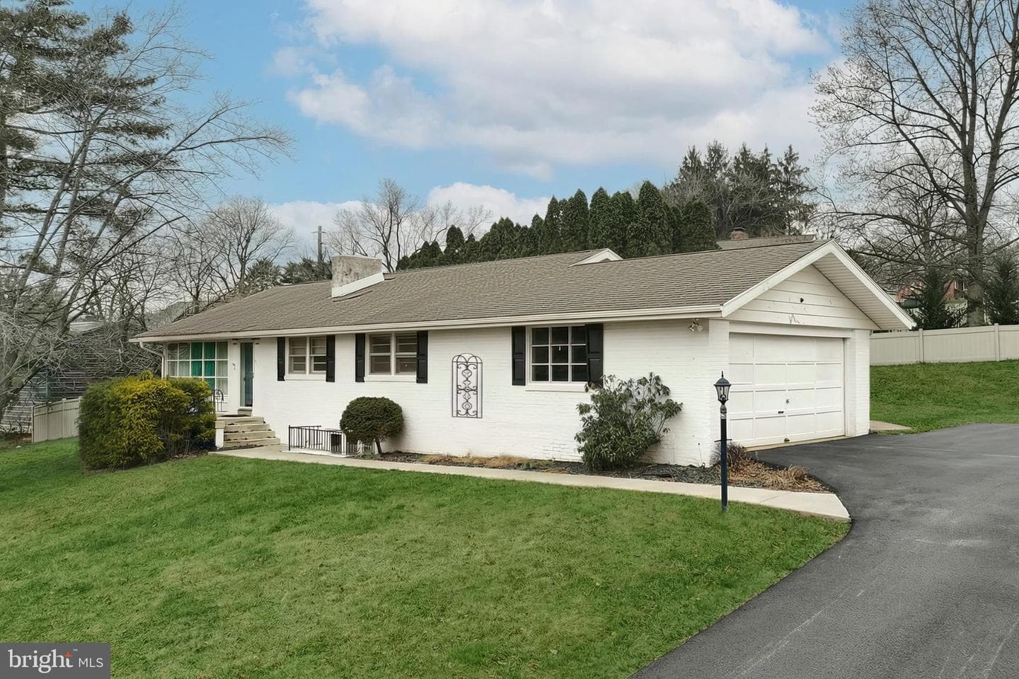 1615 Crestlyn Road photo 3