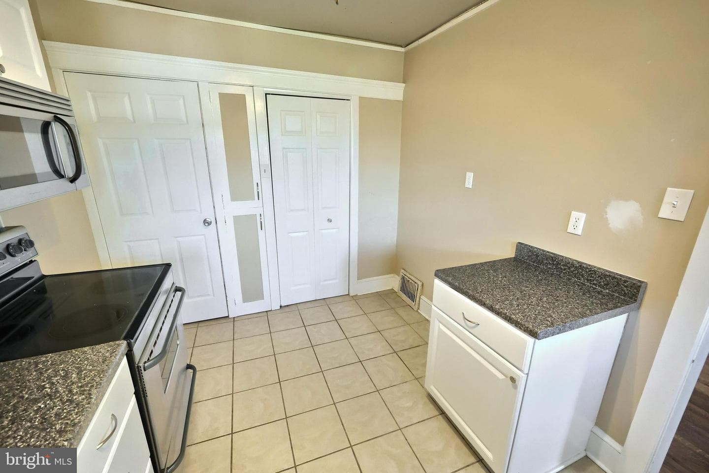 539 W Jackson Street photo 14