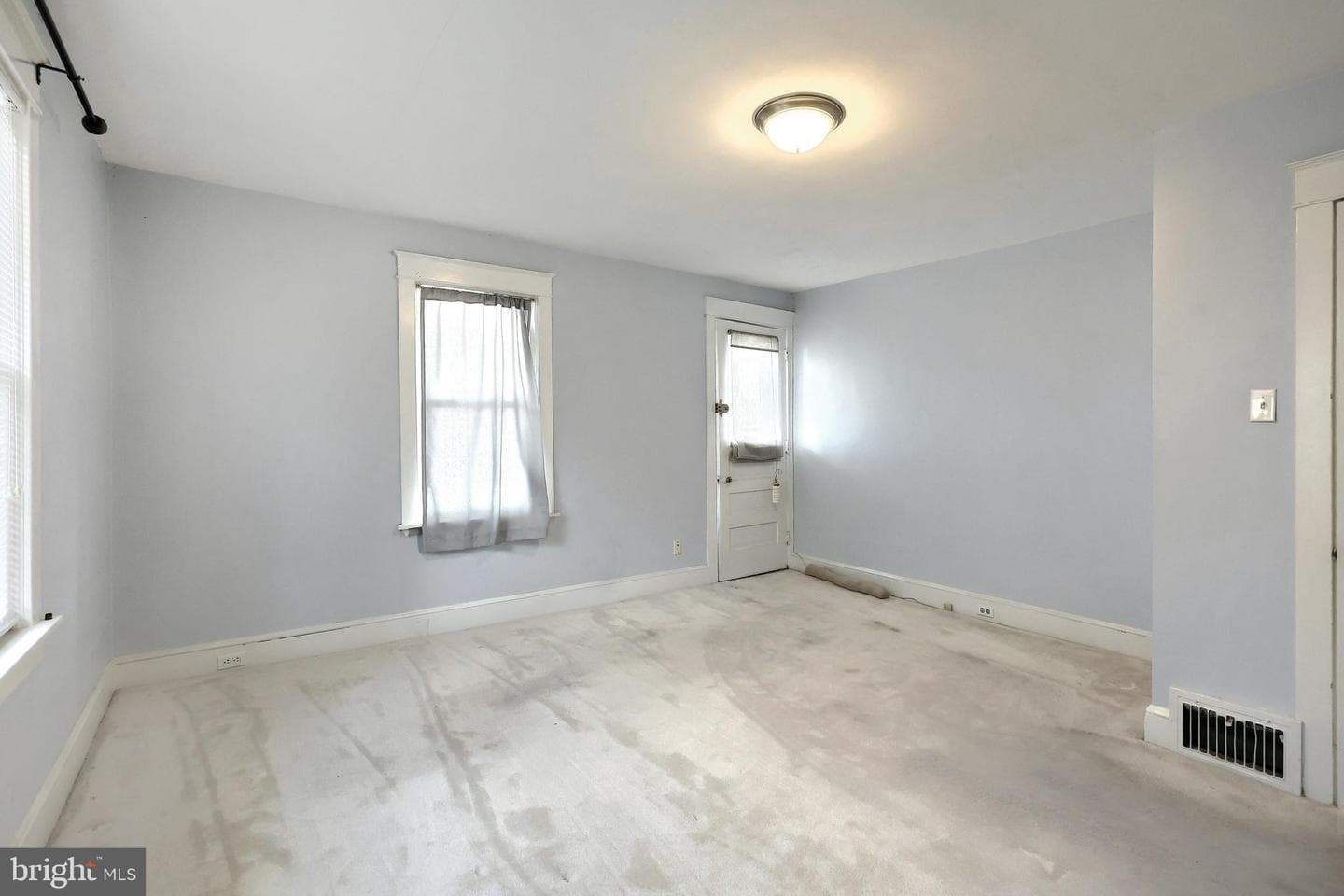 539 W Jackson Street photo 16