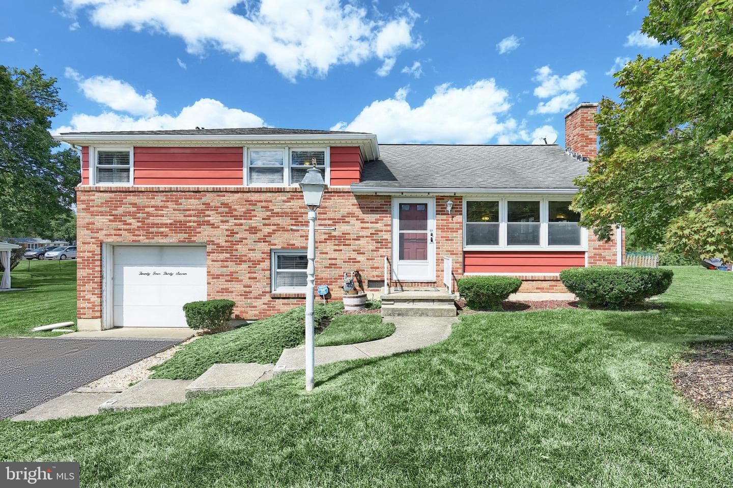 2437 Schoolhouse Lane photo 2