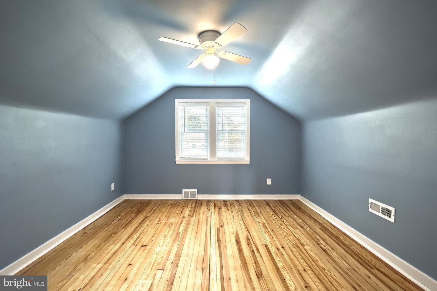 215 N Stephen Place photo 21