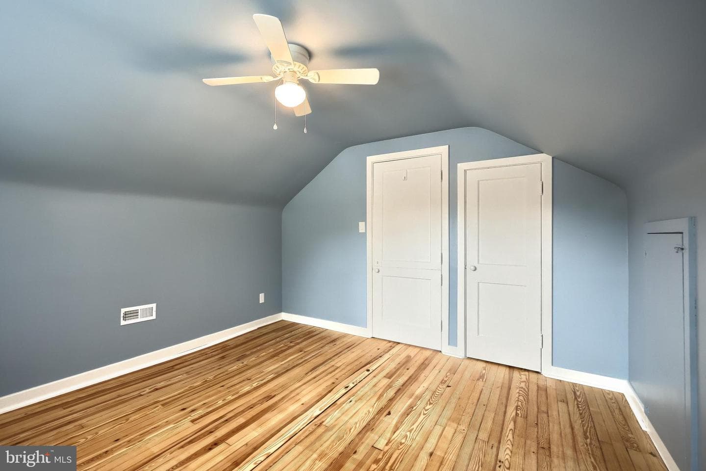 215 N Stephen Place photo 22