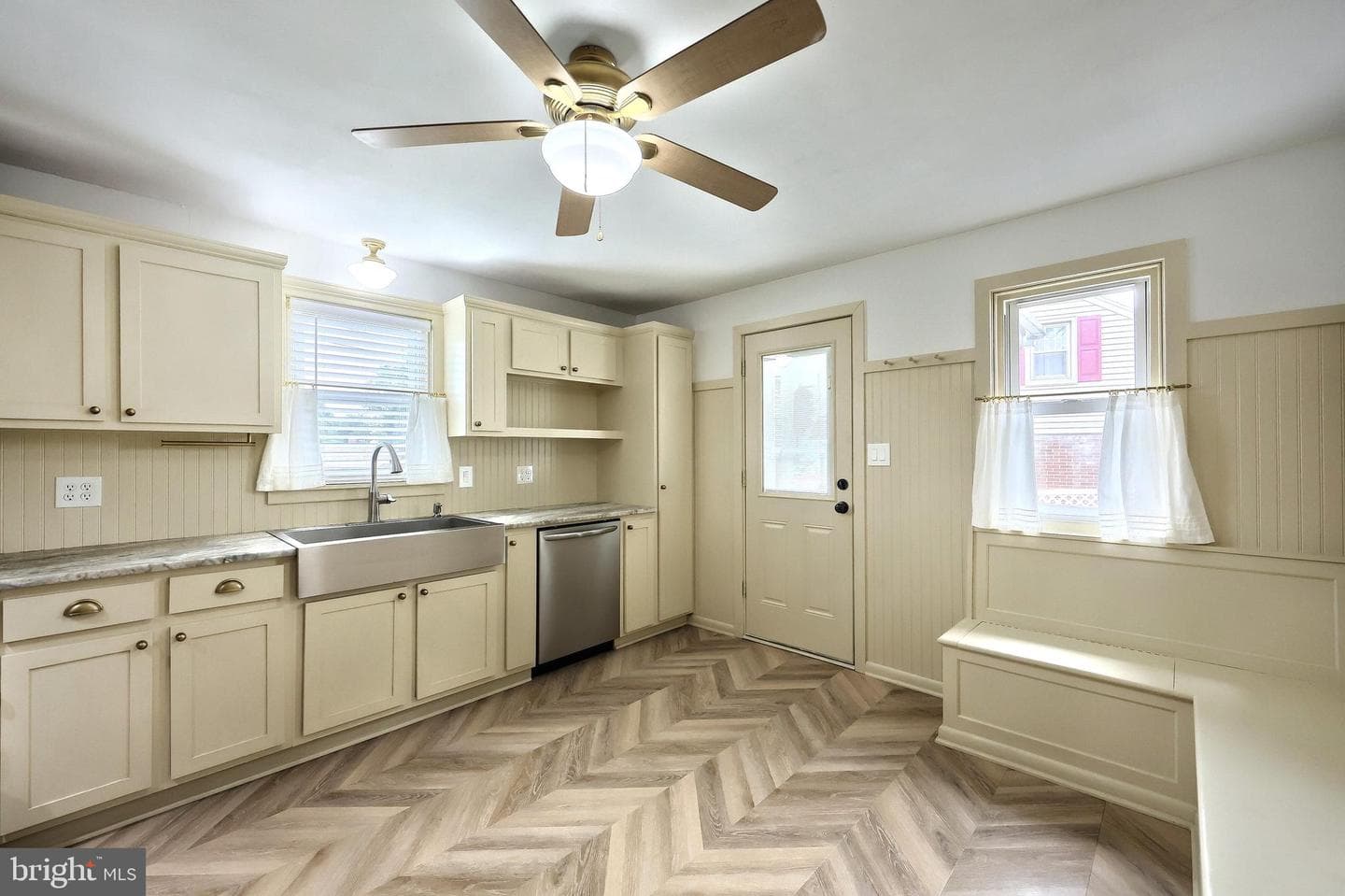 215 N Stephen Place photo 9