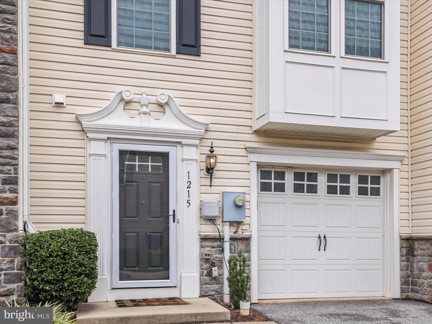 1215 Rannoch Lane photo 2