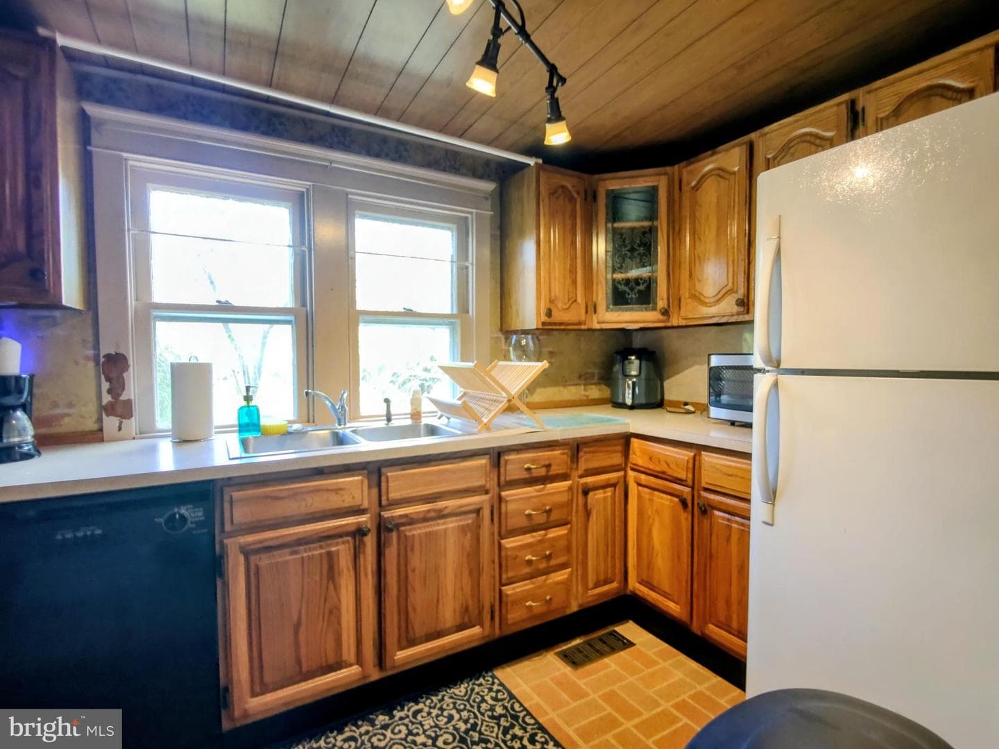216 Charles Avenue photo 11
