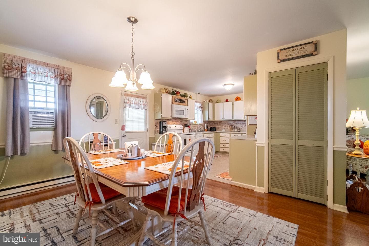 1398 Manor Road photo 9