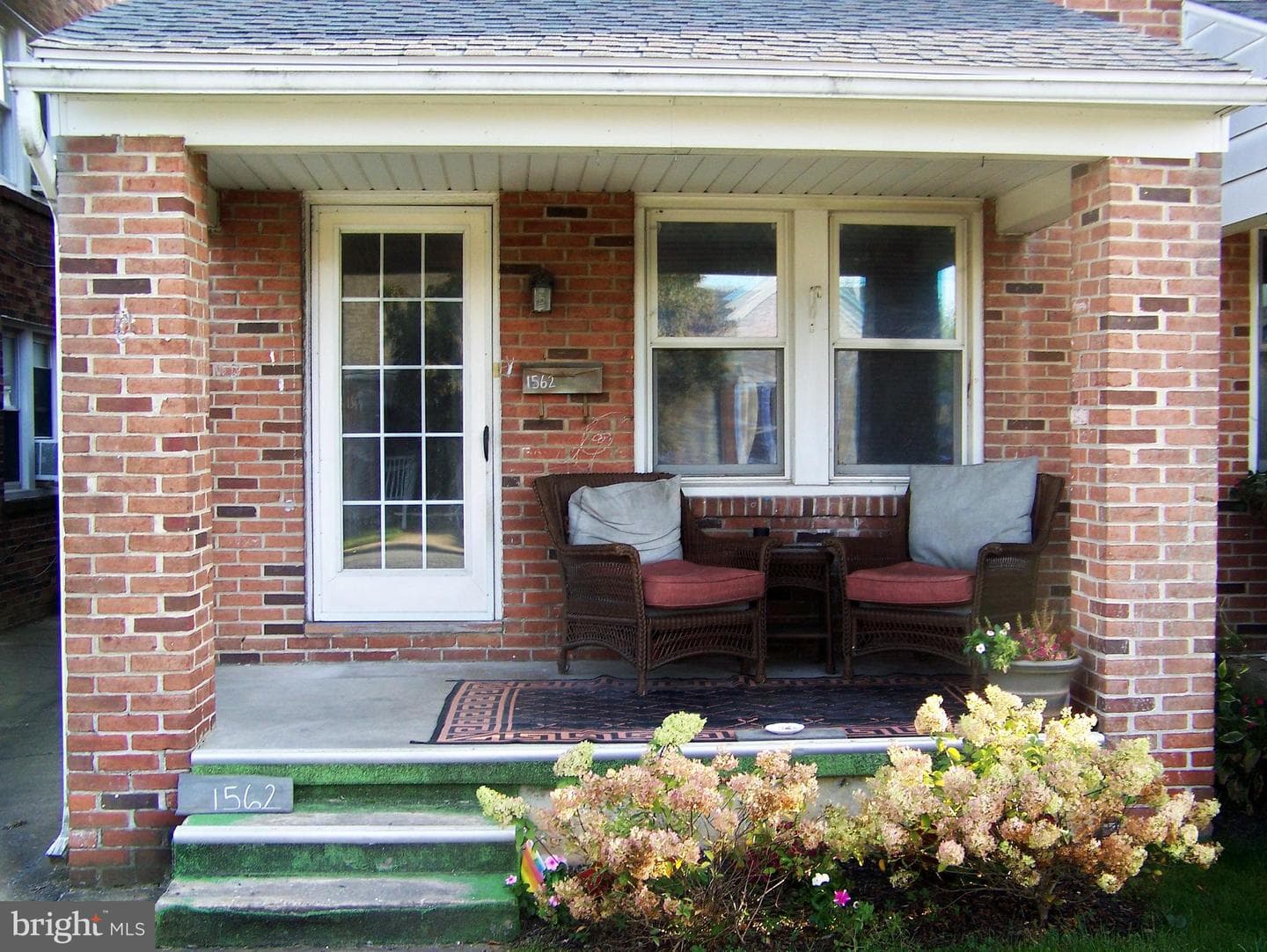 1562 Filbert Street photo 4