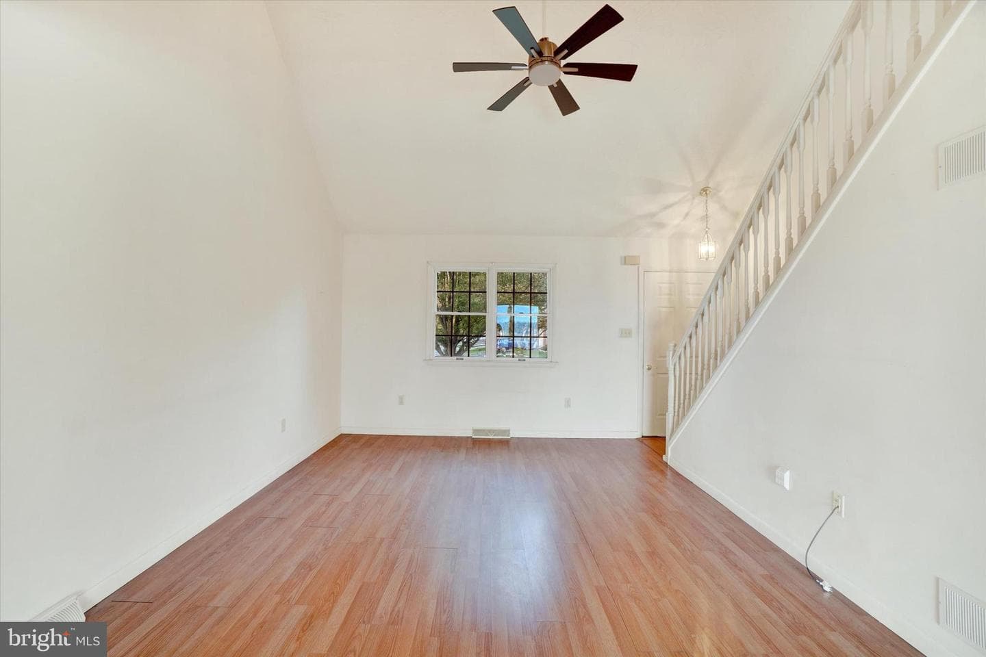 34 Jean Lo Way photo 4