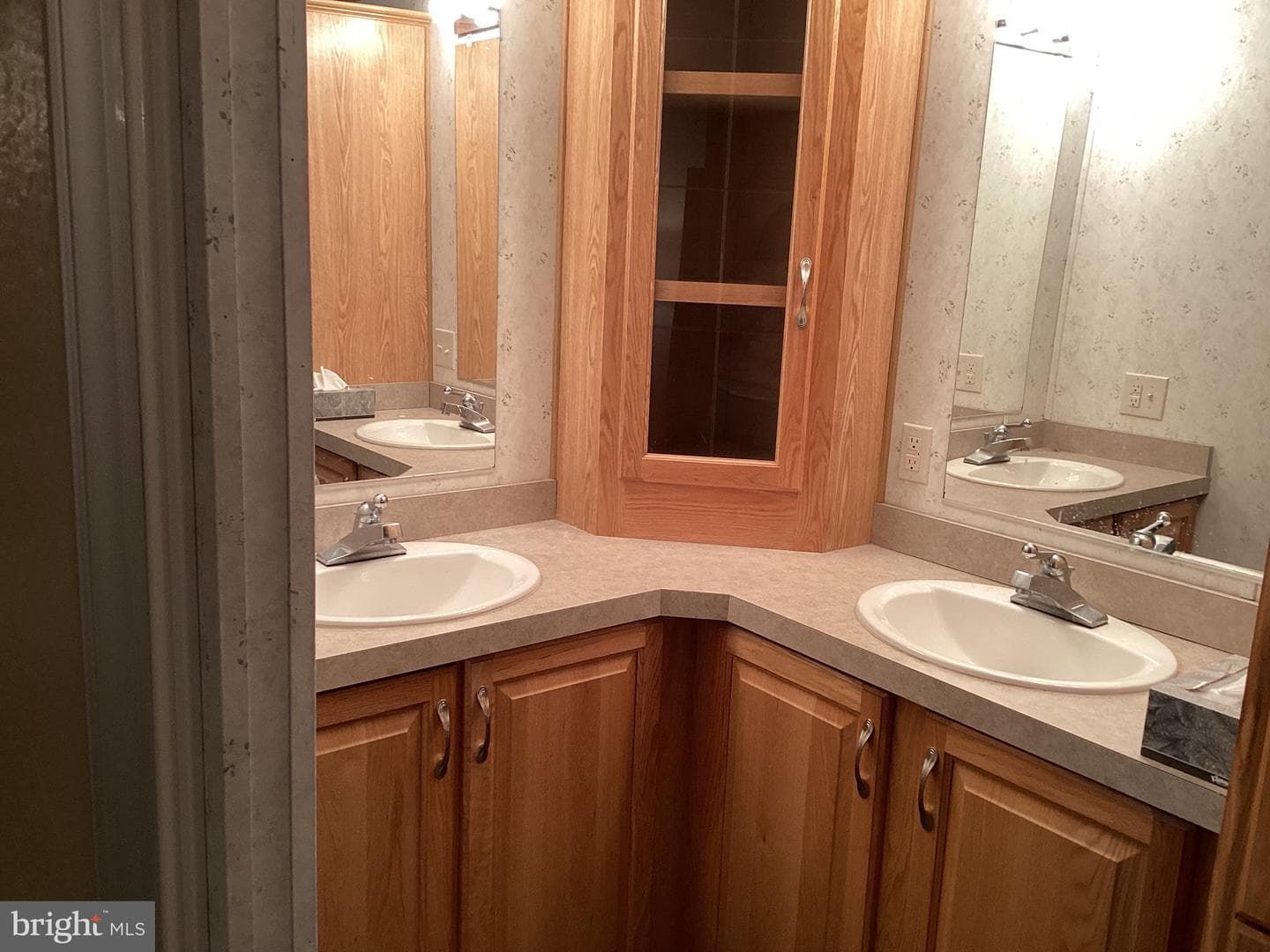 27 E Broadway photo 16
