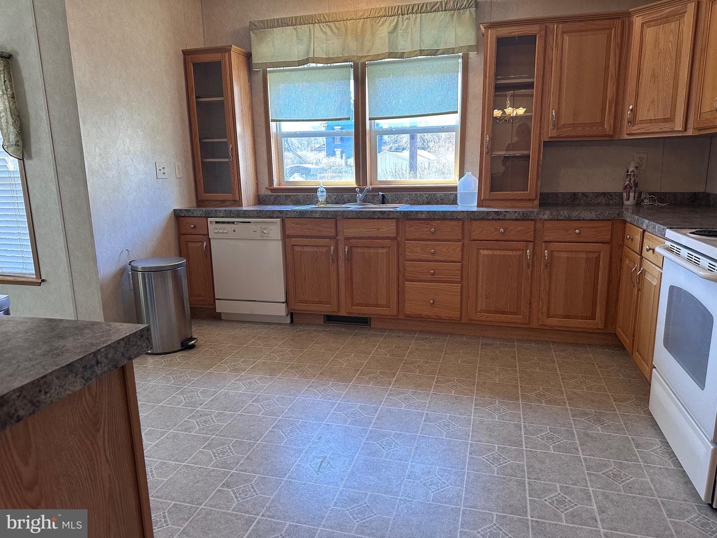 27 E Broadway photo 24