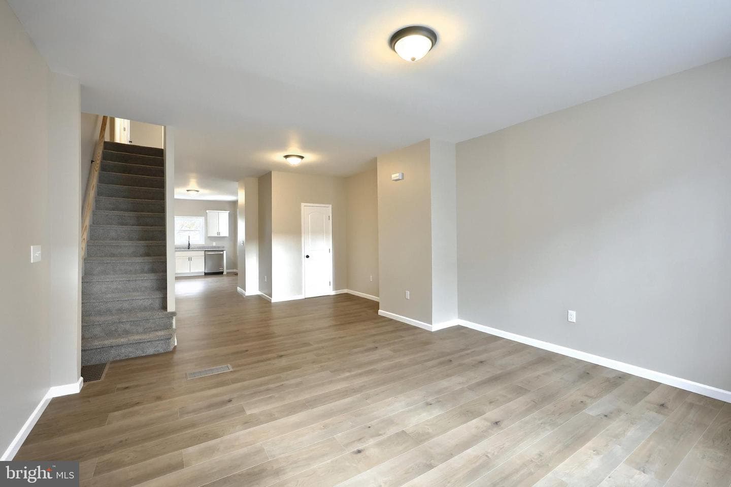 109 W 6th Avenue photo 2