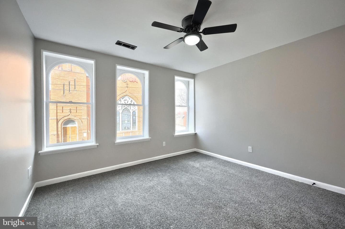 240 E King Street photo 4