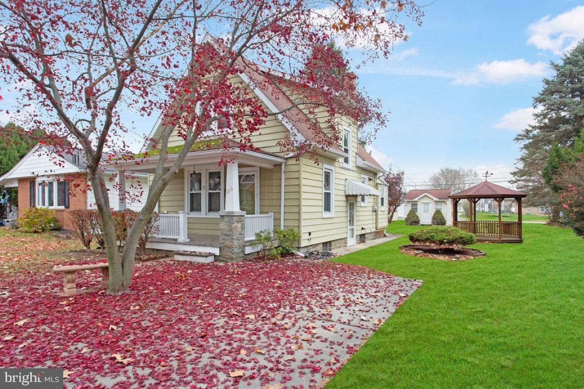 1215 E Walnut Street photo 2