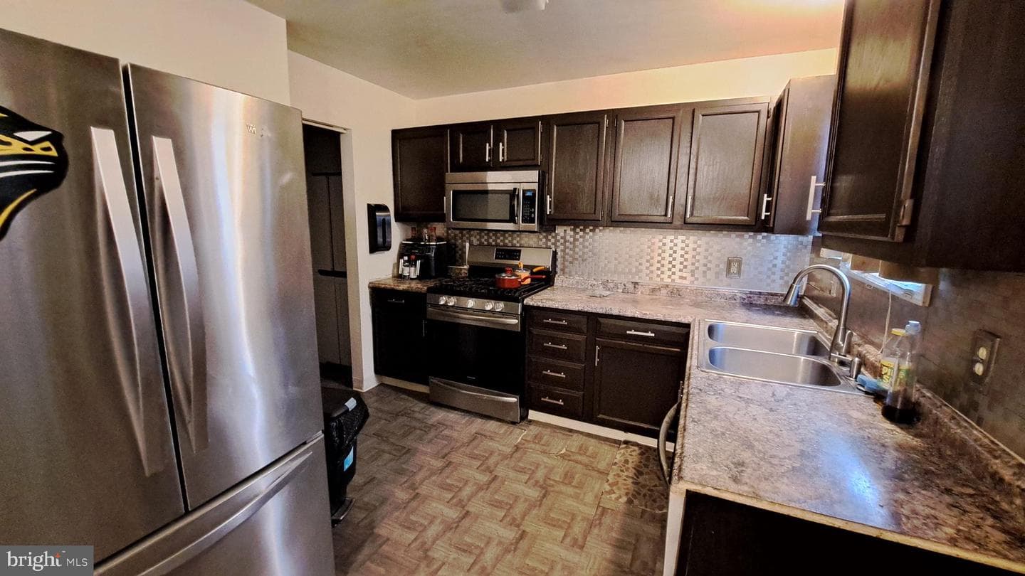 805 Donnelly Street photo 4