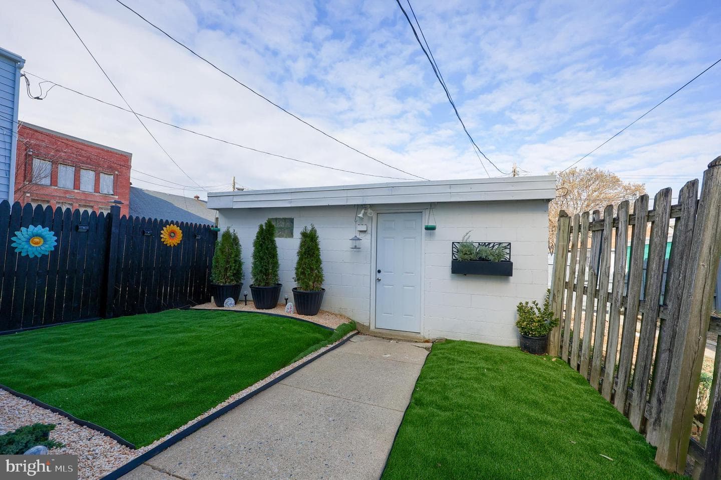 857 E Princess Street photo 31