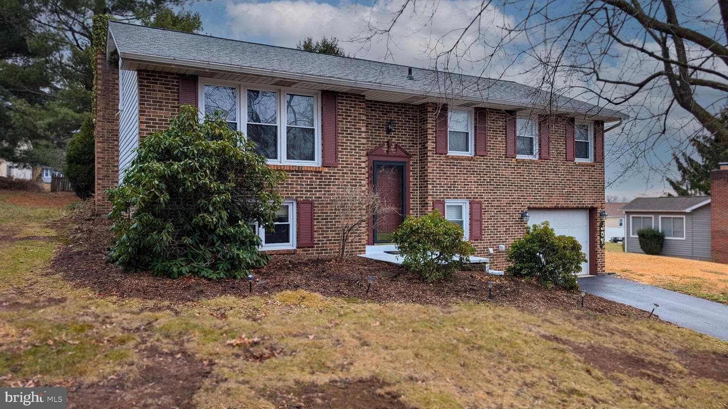 404 Hillside photo 1