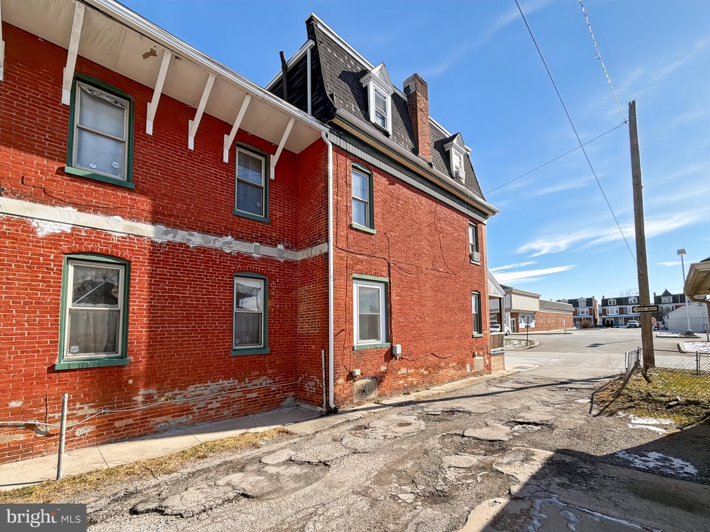 939 W Poplar photo 23
