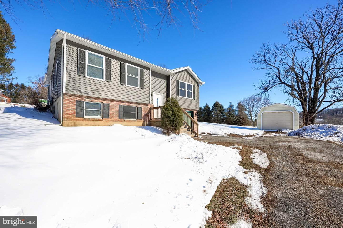 877 Richmond Road photo 2