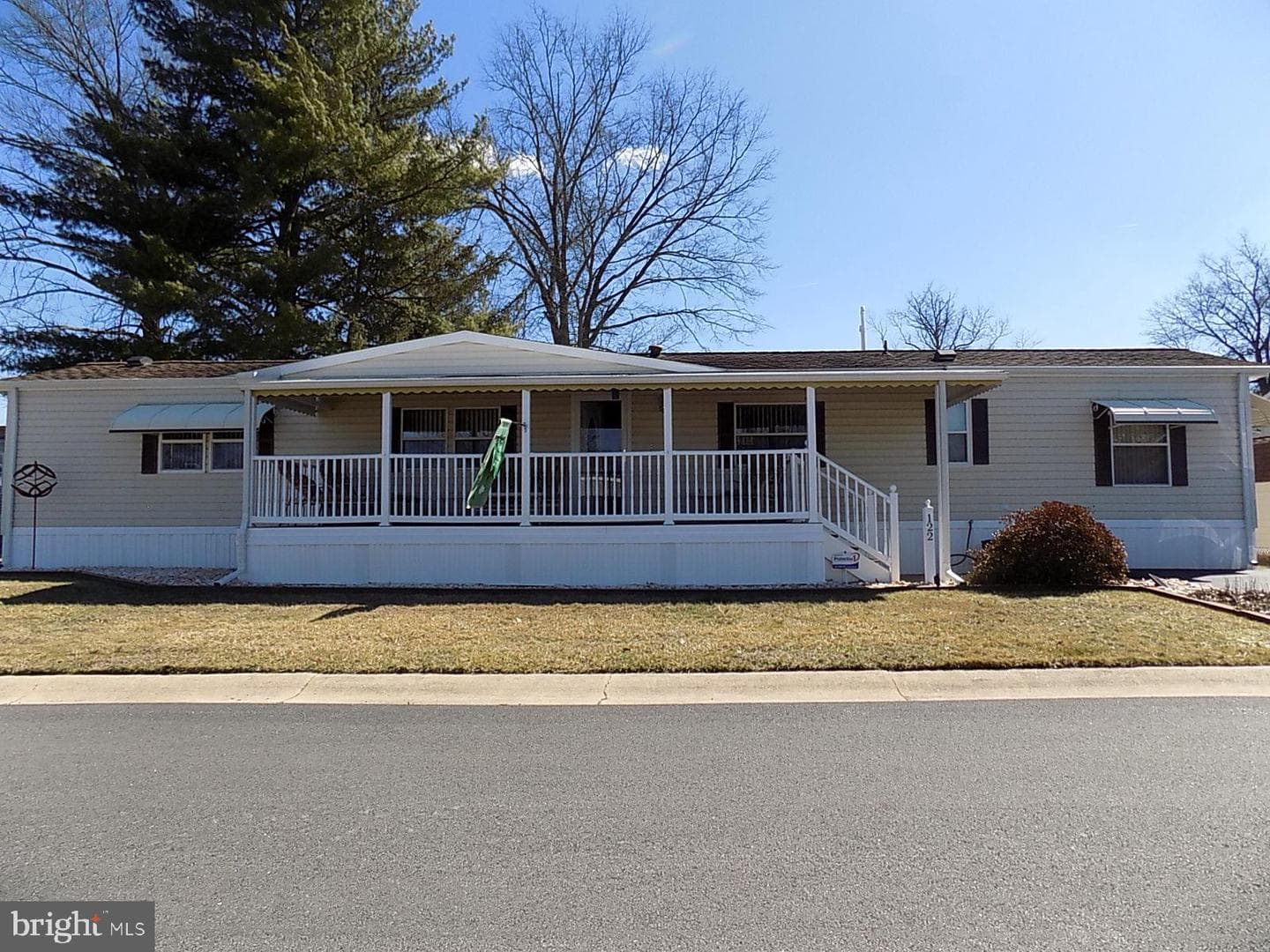122 Seneca Avenue photo 3