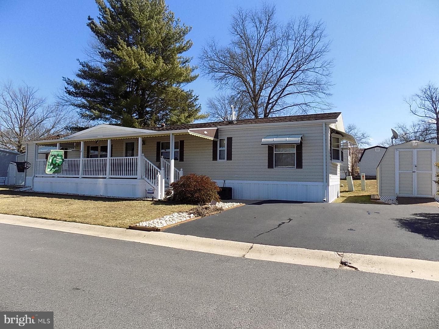 122 Seneca Avenue photo 9