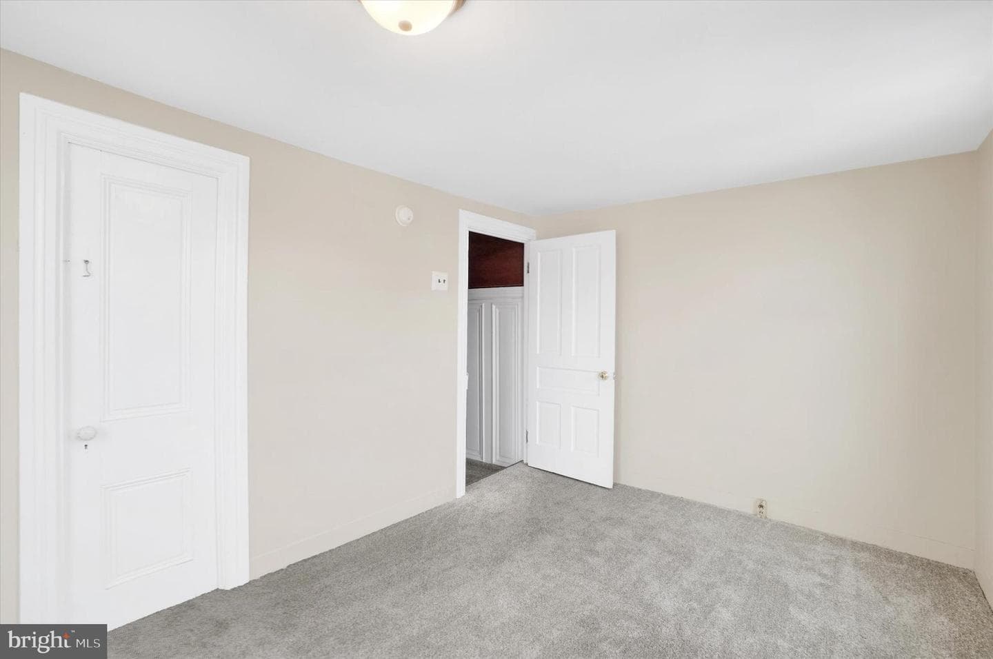 923 E Princess Street photo 14