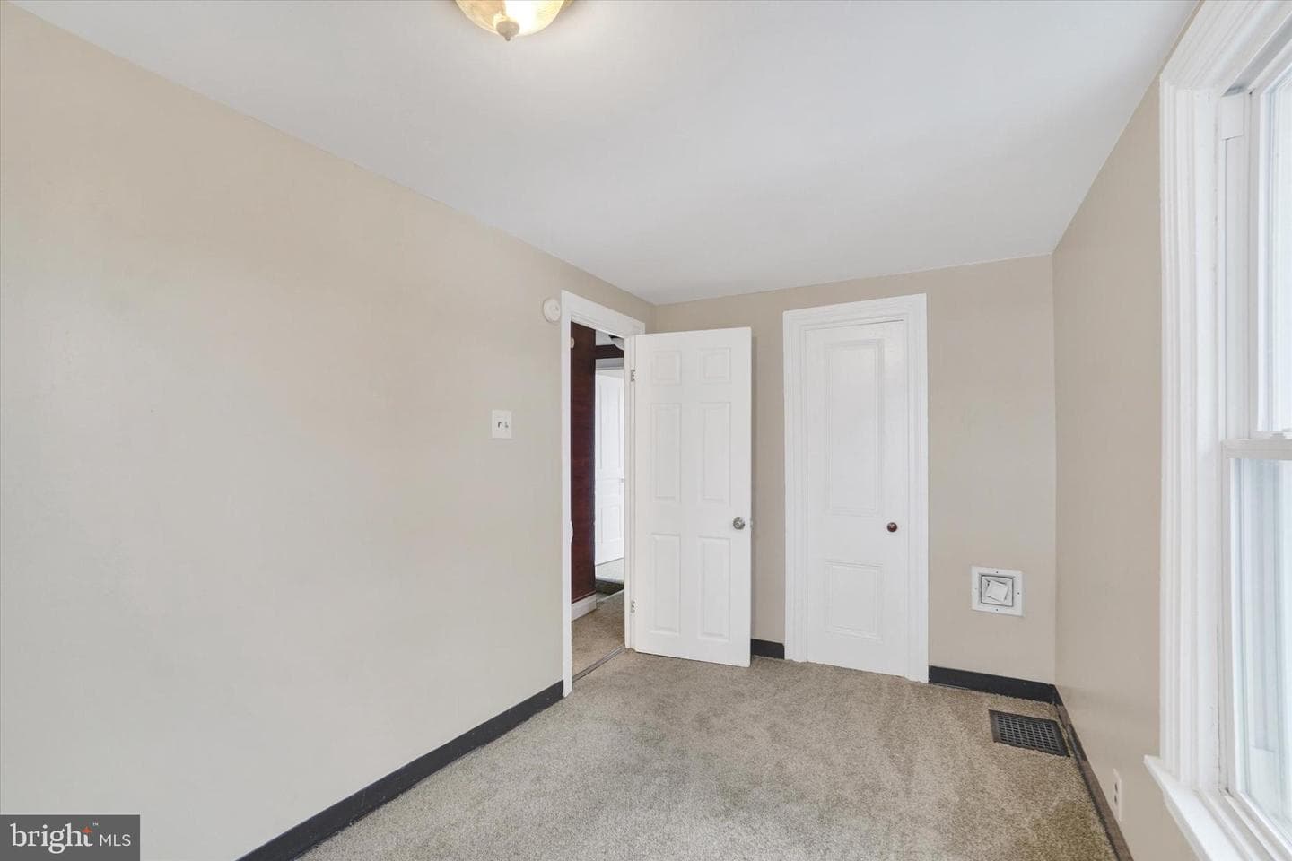 923 E Princess Street photo 17