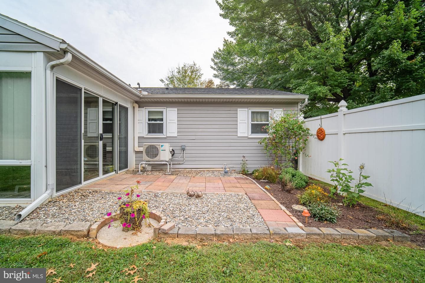 864 Elham Drive photo 33